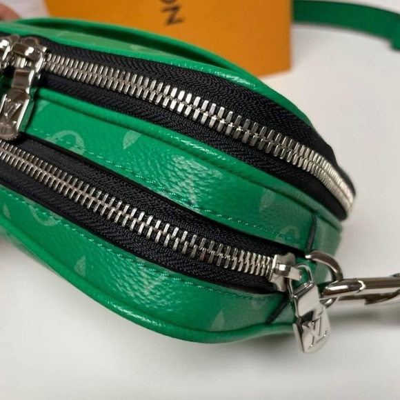 Louis Vuitton Authentic Alpha Wearable Wallet Bag in
Taigarama (Unisex) - Picture 5 of 16